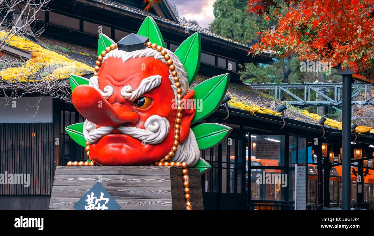 Kyoto, Giappone - 16 novembre 2024: Tengu alla stazione di Kurama. Sono un tipo di creatura leggendaria credenza shintoista e considerati un tipo di yokai (supernatur) Foto Stock