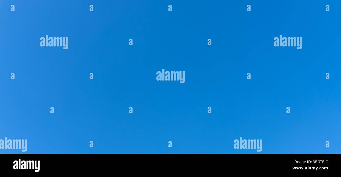 Come sfondo naturale viene utilizzata la vista ad angolo basso e la cornice completa di un bellissimo cielo azzurro senza nuvole al mattino o al pomeriggio nelle giornate di sole Foto Stock