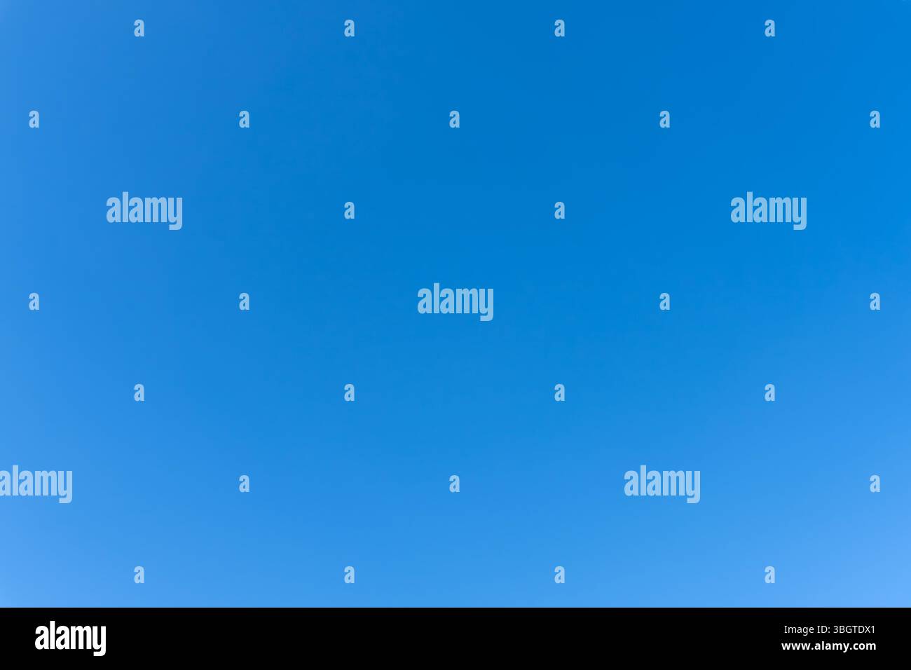 Come sfondo naturale viene utilizzata la vista ad angolo basso e la cornice completa di un bellissimo cielo azzurro senza nuvole al mattino o al pomeriggio nelle giornate di sole Foto Stock