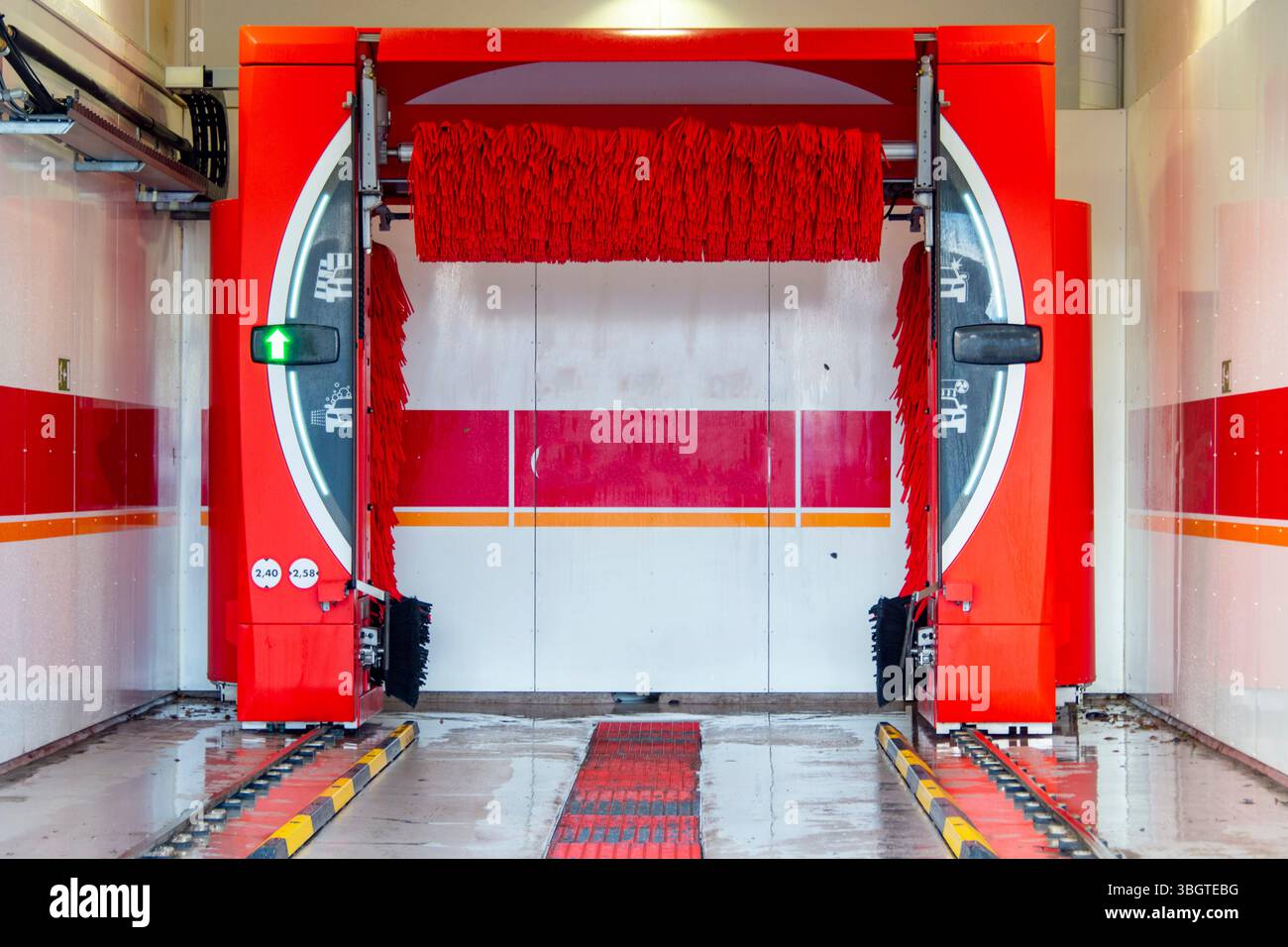 Lavatrice automatica per auto al coperto Foto Stock