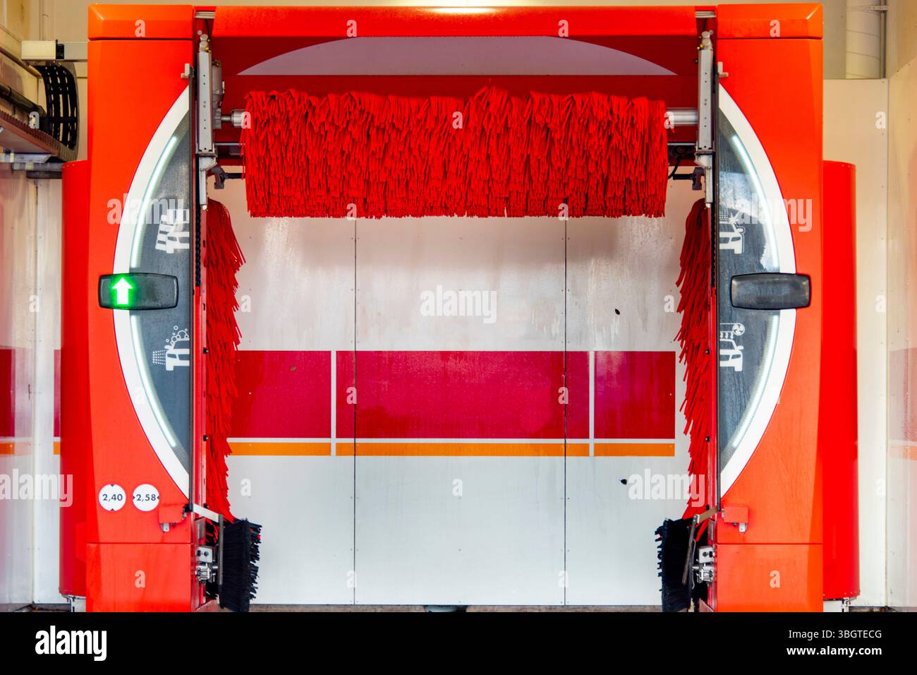 Lavatrice automatica per auto al coperto Foto Stock
