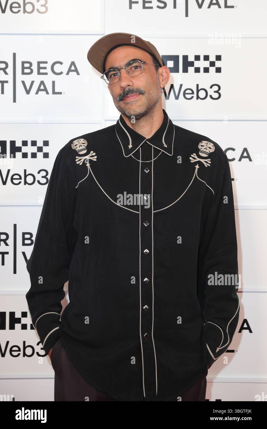 NEW YORK, NEW YORK - 5 GIUGNO: Dave Gahan, il regista Fernando Frías e Martin Gore partecipano alla prima mondiale di Depeche Mode: M durante il Tribeca Festival 2025. L'evento si è svolto al BMCC Theater e ha visto una proiezione ricca seguita da una sessione di domande e risposte, attirando fan e amanti della musica desiderosi di celebrare il viaggio cinematografico della leggendaria band. (Foto: Giada Papini Rampelotto/EuropaNewswire). Foto Stock