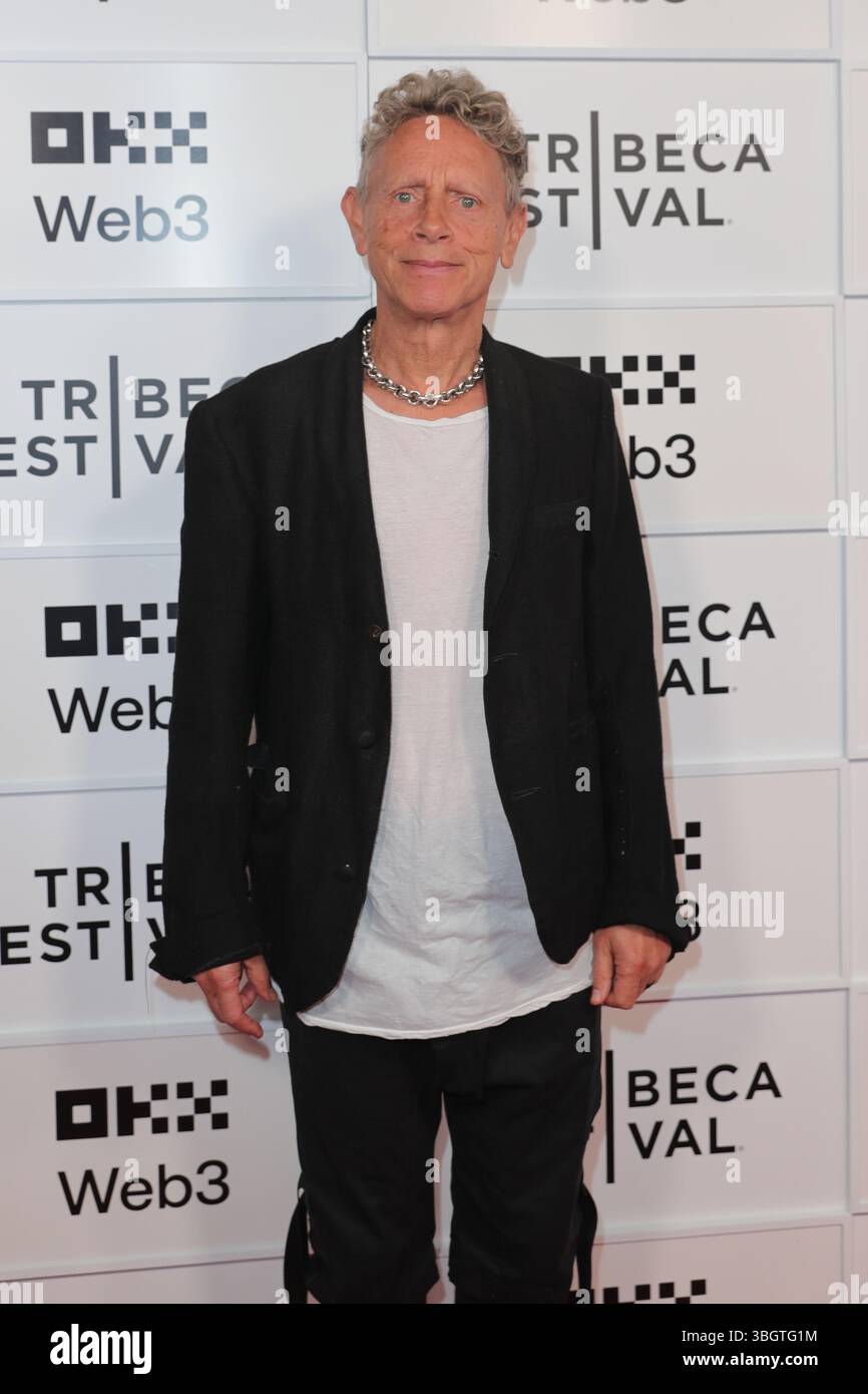 NEW YORK, NEW YORK - 5 GIUGNO: Martin Gore partecipa alla prima mondiale di Depeche Mode: M durante il Tribeca Festival 2025. L'evento si è svolto al BMCC Theater e ha visto una proiezione ricca seguita da una sessione di domande e risposte, attirando fan e amanti della musica desiderosi di celebrare il viaggio cinematografico della leggendaria band. (Foto: Giada Papini Rampelotto/EuropaNewswire). Foto Stock