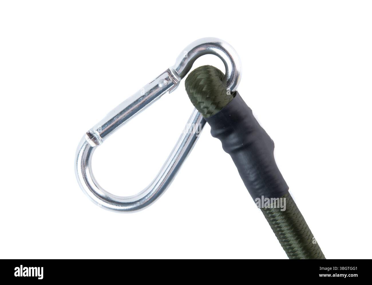 Primo piano di un moschettone in metallo fissato a un elastico verde su sfondo bianco. Cinghia di ancoraggio resistente per uso automobilistico ed esterno. Foto Stock
