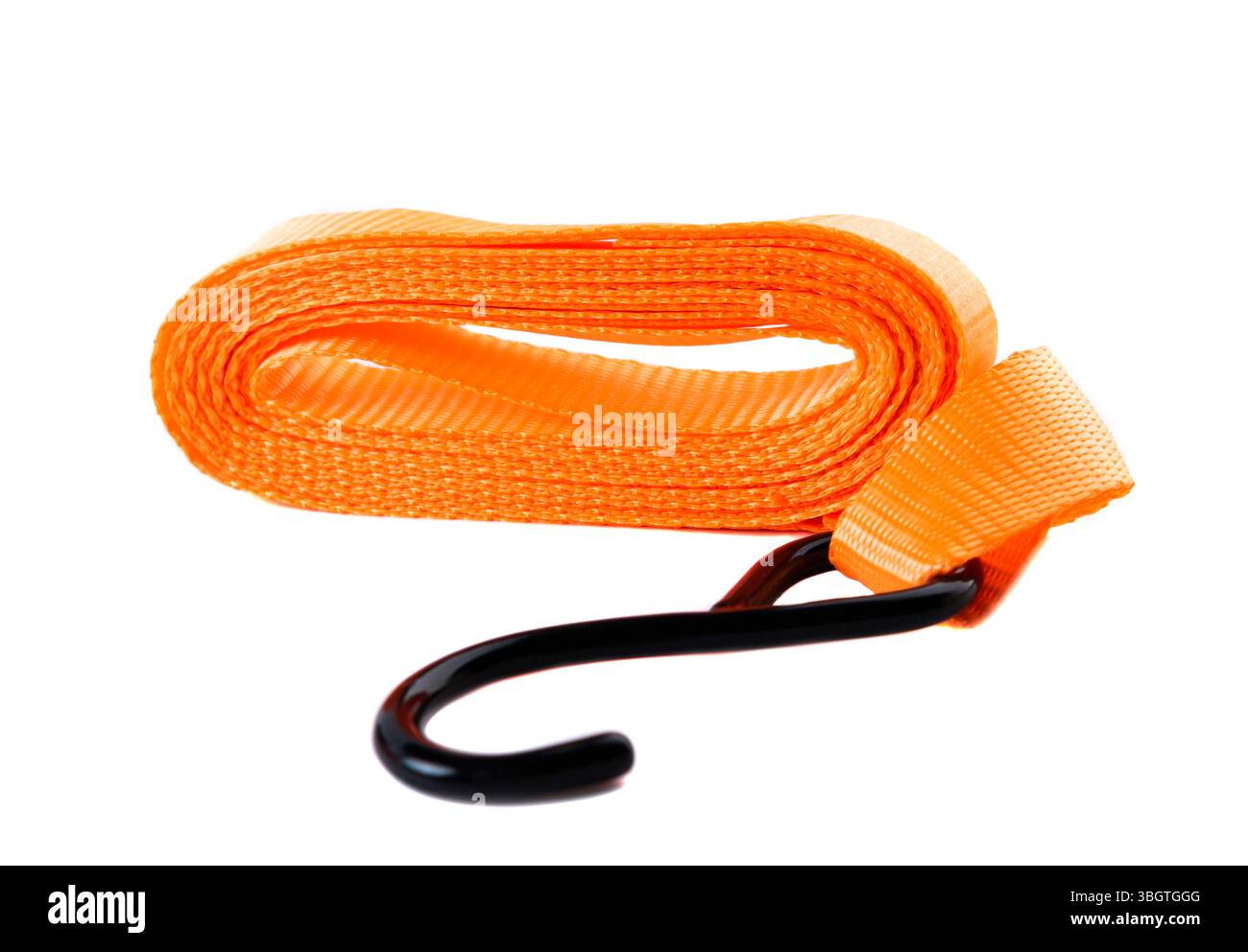 Immagine isolata di una cinghia di ancoraggio arancione a spirale con gancio nero e cricchetto in metallo. Pulire l'immagine del prodotto per le vendite online o il catalogo. Foto Stock