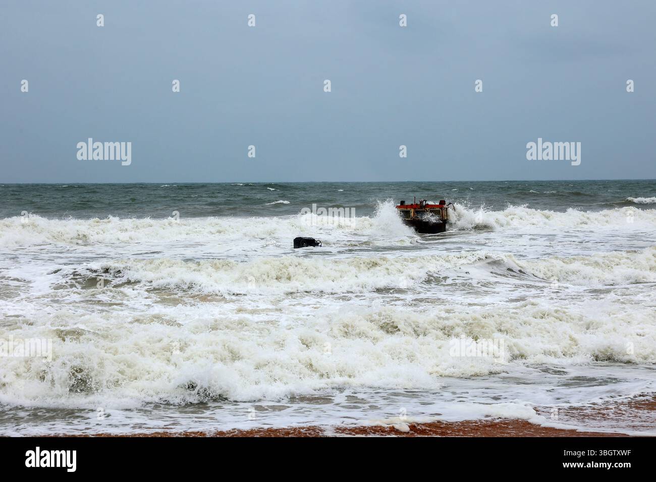 polietilene, plastica, marina, inquinamento, rifiuti, materiale, affondato, carico, nave, MSC ELSA 3, affondamento, costo, 27 maggio 2025, Thumba, Kerala, sud, India Foto Stock