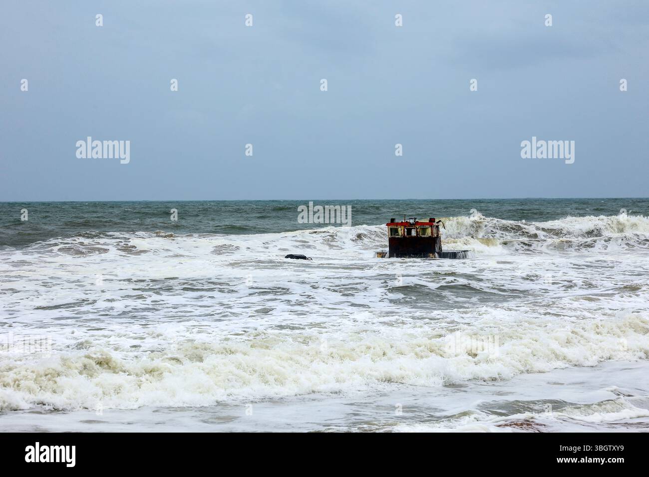 polietilene, plastica, marina, inquinamento, rifiuti, materiale, affondato, carico, nave, MSC ELSA 3, affondamento, costo, 27 maggio 2025, Thumba, Kerala, sud, India Foto Stock