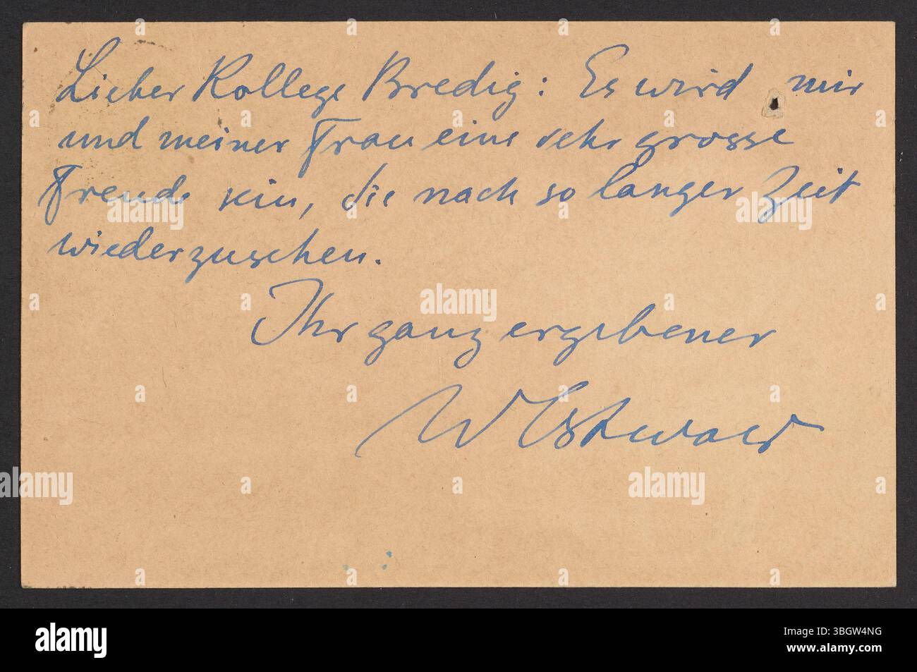 Questa cartolina del 1925 da Wilhelm Ostwald a Georg Bredig fornisce una breve comunicazione tra due rinomati scienziati nel campo della chimica fisica. Ostwald ricevette il Premio Nobel per la chimica per i suoi contributi alla catalisi e all'equilibrio chimico, mentre Bredig studiò metalli colloidali sotto la sua guida. Foto Stock