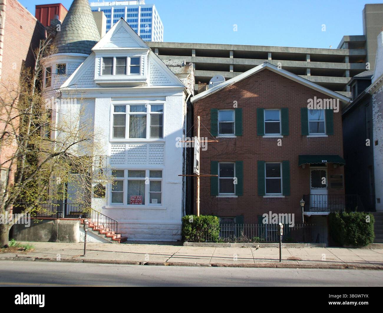 Queste immagini raffigurano varie località lungo East State Street a Columbus, Ohio, compreso il lato nord tra Young Street e Fifth Street. Gli edifici degni di nota includono 206 East State Street, 208 e 214 East State Street, e 218 East State Street, che mostra vernice sbucciata sui mattoni. Foto Stock