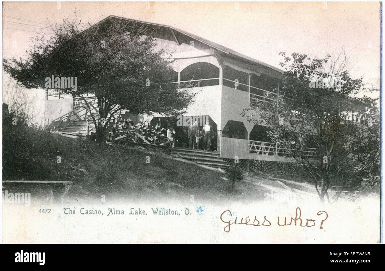 Questa immagine del 1906 mostra il casinò di Alma Lake vicino a Wellston, Ohio. La posizione pittoresca offre una vista panoramica del lago e dell'area circostante. Foto Stock