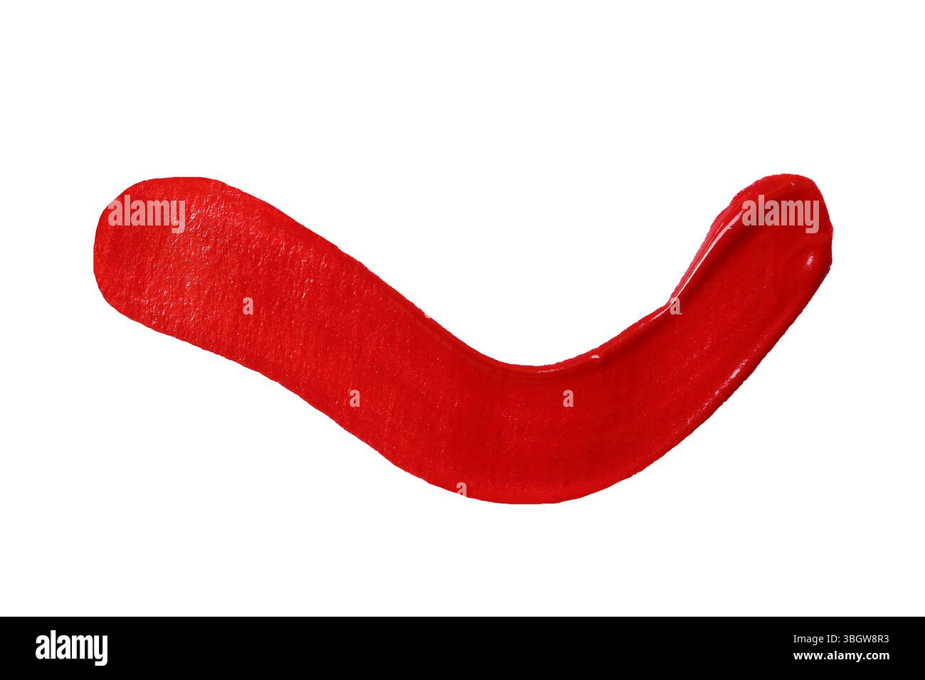 Un vivace tratto di vernice rosso mostra una texture liscia, isolata su sfondo bianco e con tracciati di ritaglio, perfetta per professionisti artistici e creativi Foto Stock