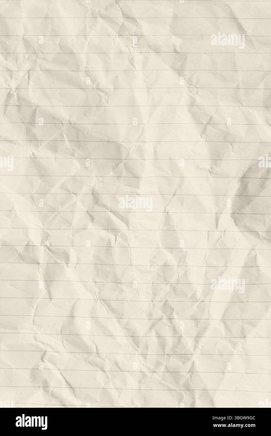 Carta arricciata in luce soffusa, perfetta per sfondi o progetti creativi. Ideale per design, arte o articoli di cancelleria. Foto Stock