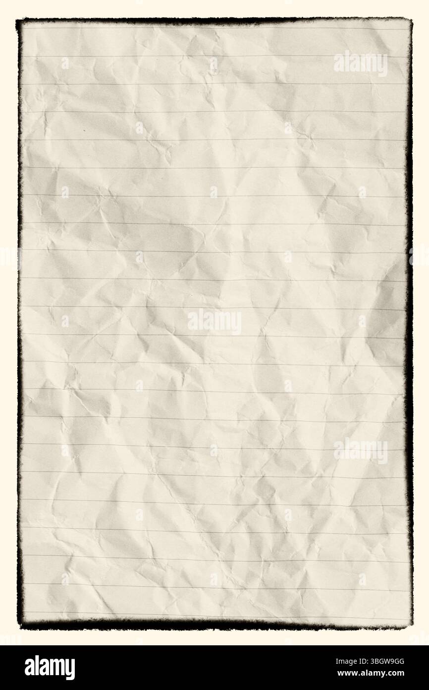 Carta arricciata in luce soffusa, perfetta per sfondi o progetti creativi. Ideale per design, arte o articoli di cancelleria. Foto Stock