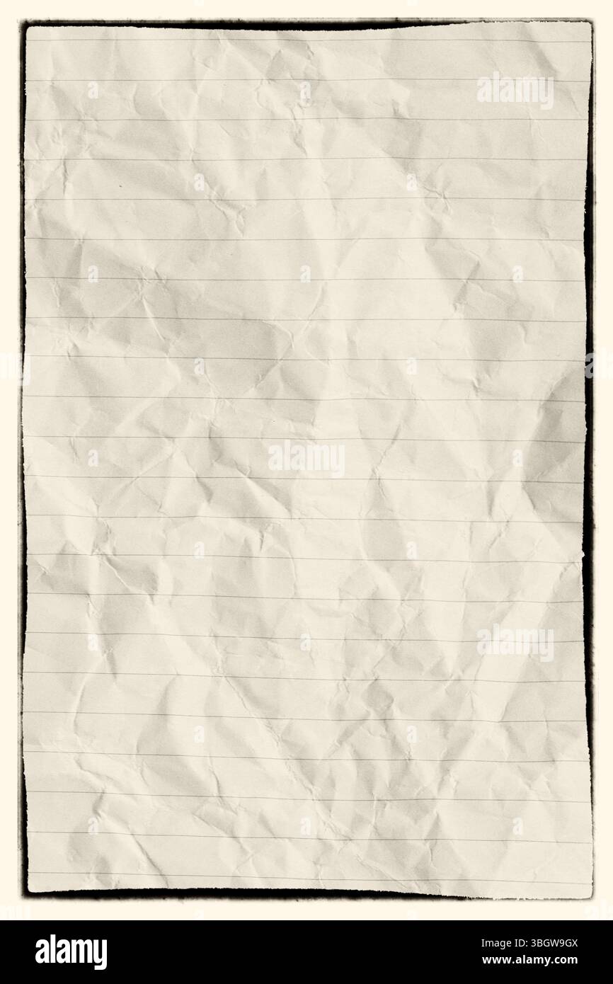 Carta arricciata in luce soffusa, perfetta per sfondi o progetti creativi. Ideale per design, arte o articoli di cancelleria. Foto Stock