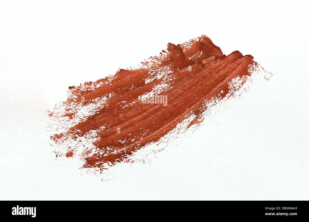 Un tratto di pennello rosso astratto su una tela bianca pulita, perfetto per progetti creativi. Questa texture vibrante aggiunge un tocco unico ai design artistici. Foto Stock