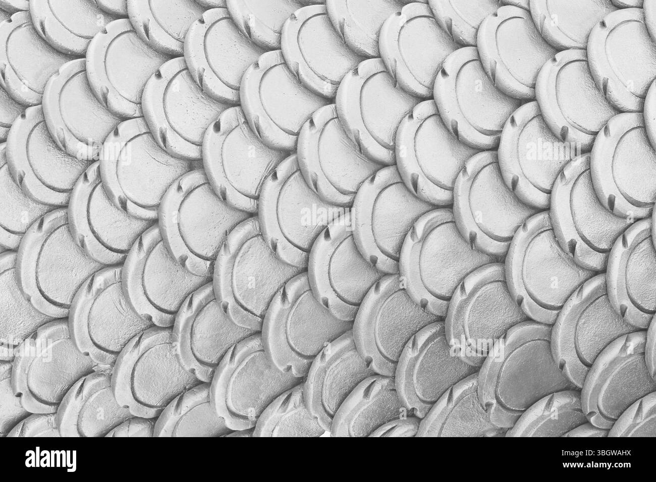 Motivi bianchi di stucco a forma di scaglie di pesce, sfondo di scaglie bianche impilate per la progettazione nel tuo lavoro. Foto Stock