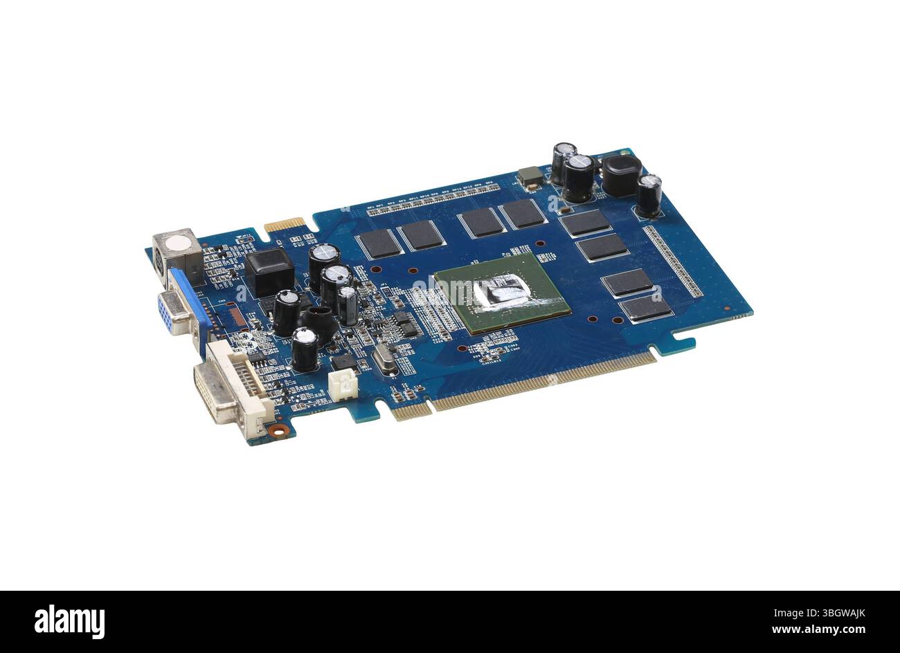 Scheda grafica per computer scheda elettronica circuito isolato su sfondo bianco e con percorsi di ritaglio. Ideale per progetti a tema tecnologico. Foto Stock