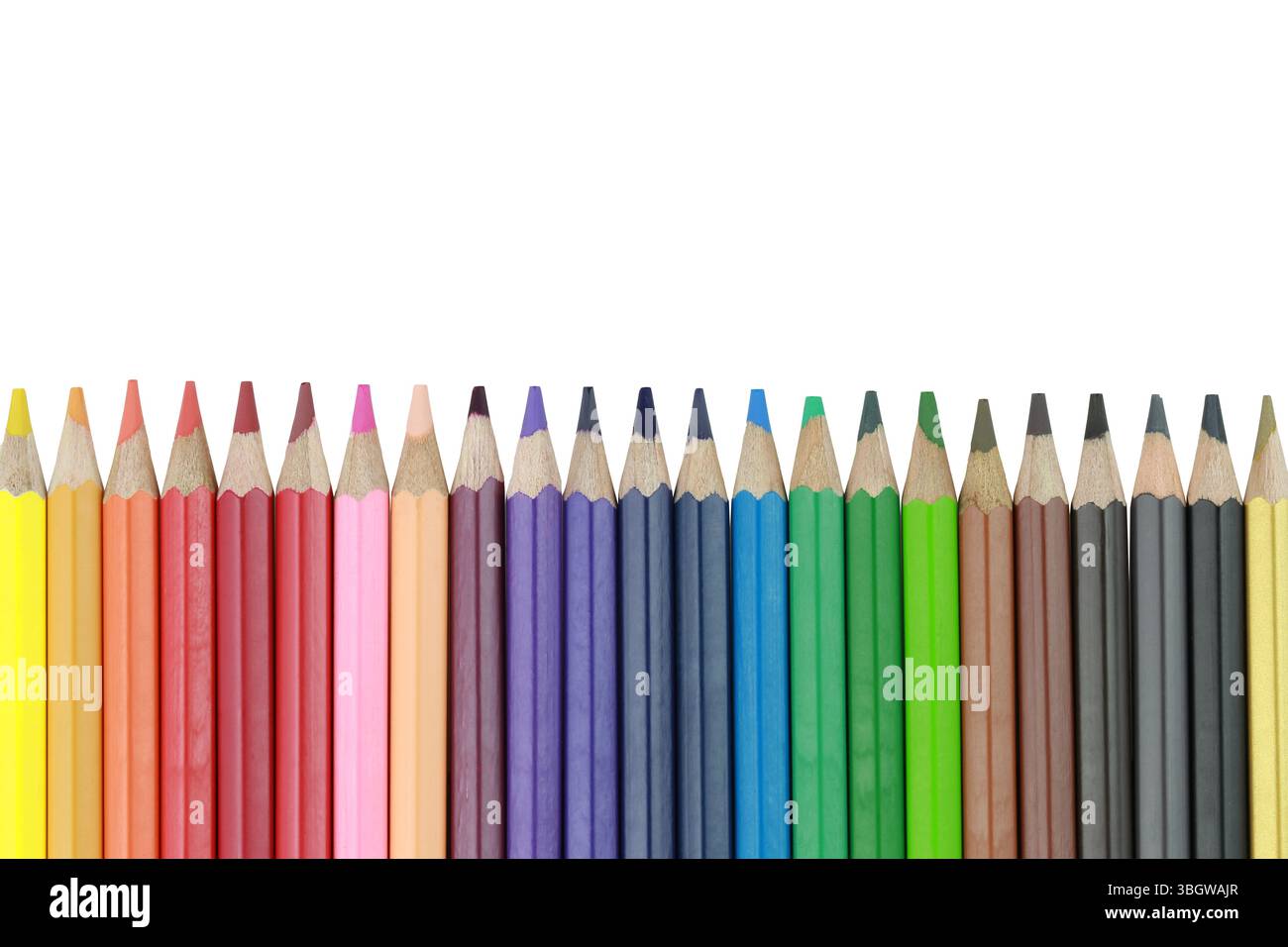La matita colorata con punta appuntita è ben disposta. Isolata su sfondo bianco e con tracciati di ritaglio. Foto Stock