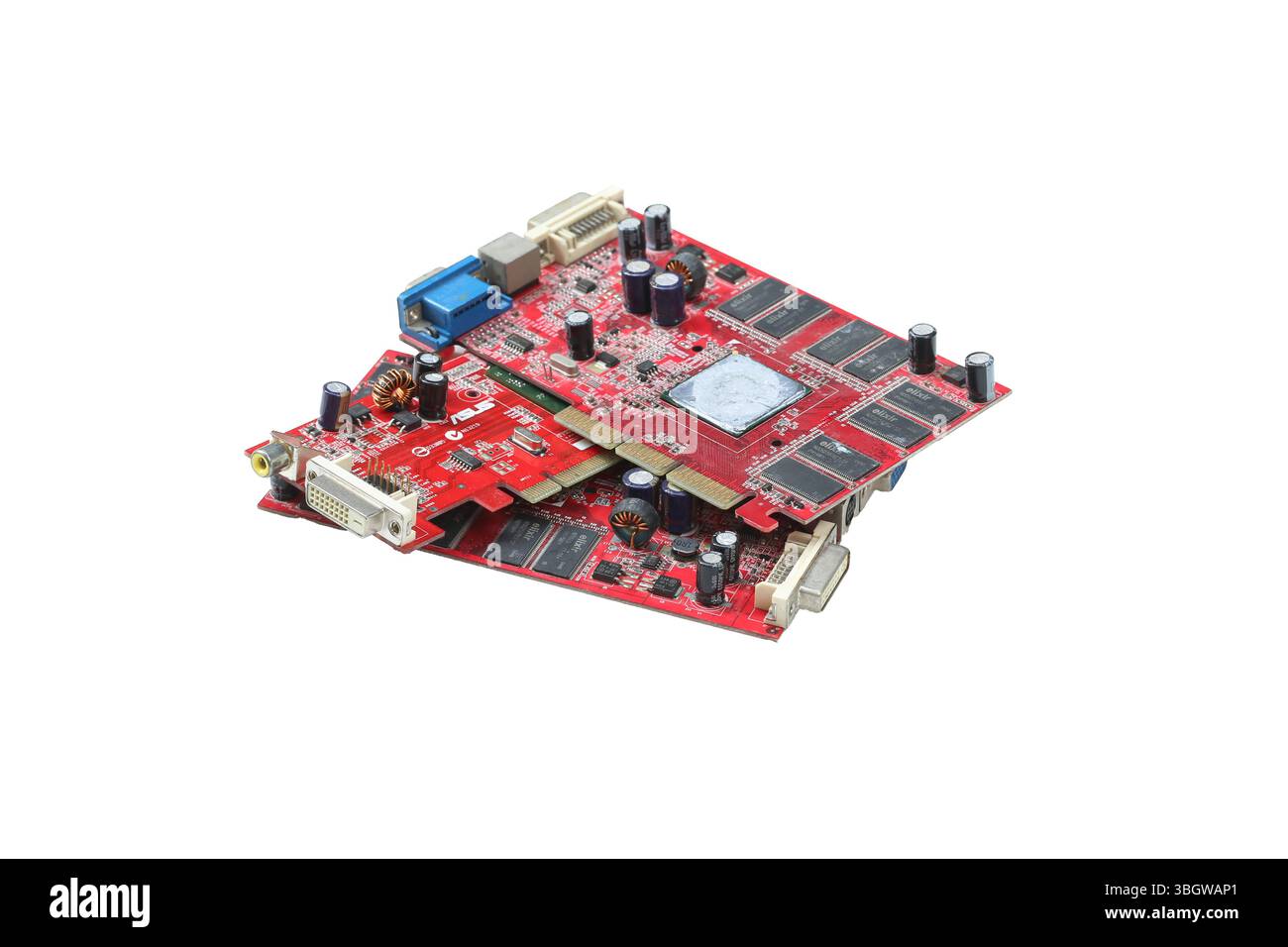 Circuiti stampati rossi con chip e connettori isolati su sfondo bianco e percorsi di ritaglio.perfetti per temi tecnologici e tecnici. Foto Stock