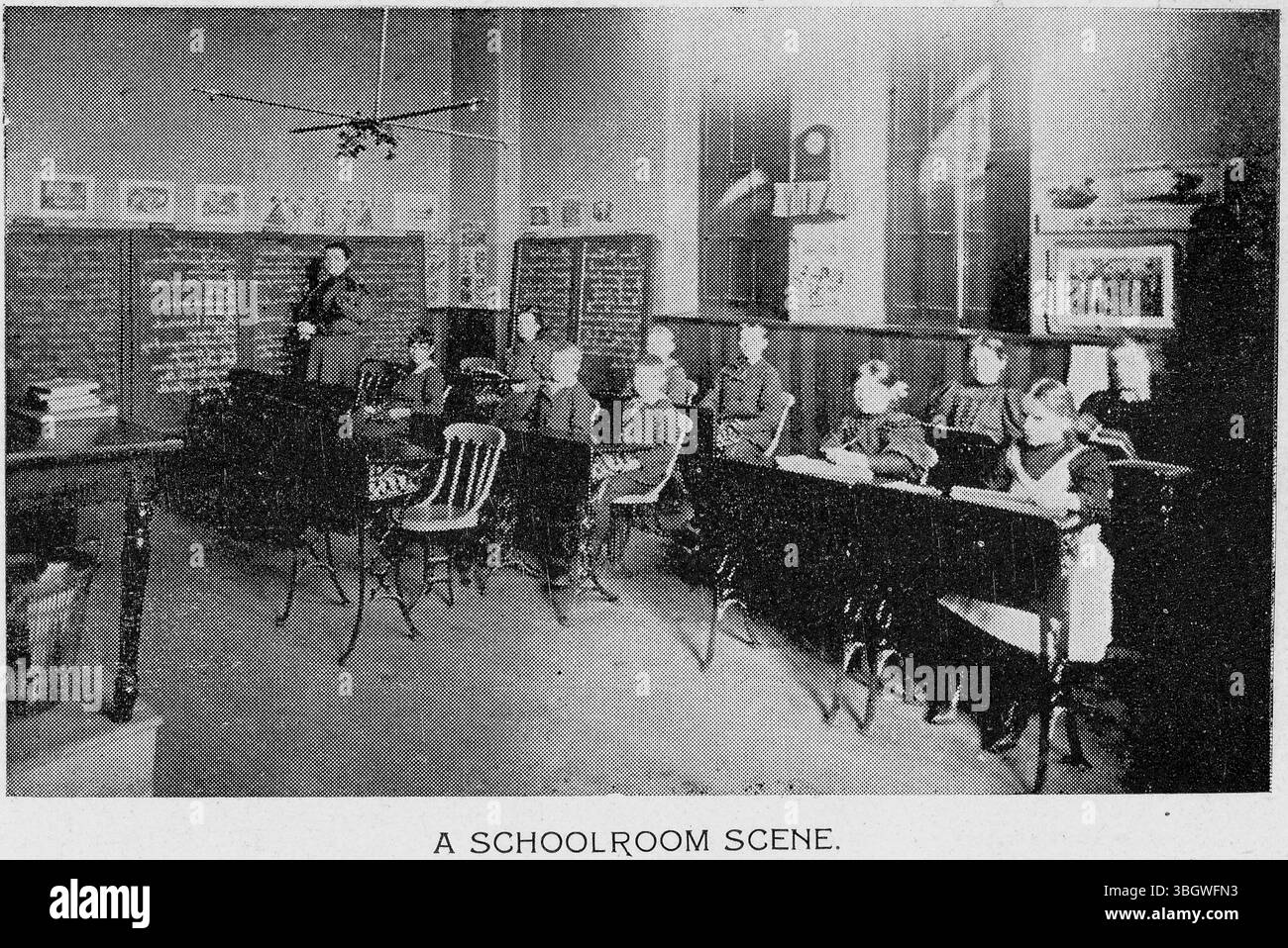 Fotografia di un'aula della Ohio School for the Deaf, scattata nel 1898. La scuola è stata fondata nel 1829 ed è stata originariamente chiamata Ohio Asylum for the Education of the Deaf and Dumb. Divenne un'istituzione permanente nel 1834 e in seguito si trasferì in un edificio più grande per ospitare il suo crescente numero di studenti. Foto Stock