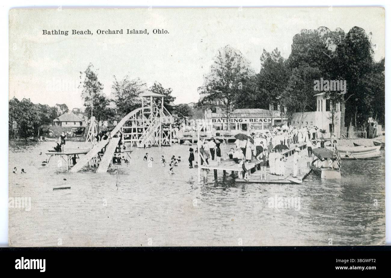 Una cartolina in bianco e nero del 7941 raffigurante la spiaggia balneare di Orchard Island, Russells Point, Ohio. L'immagine cattura le vedute panoramiche della popolare area ricreativa dell'isola. Foto Stock