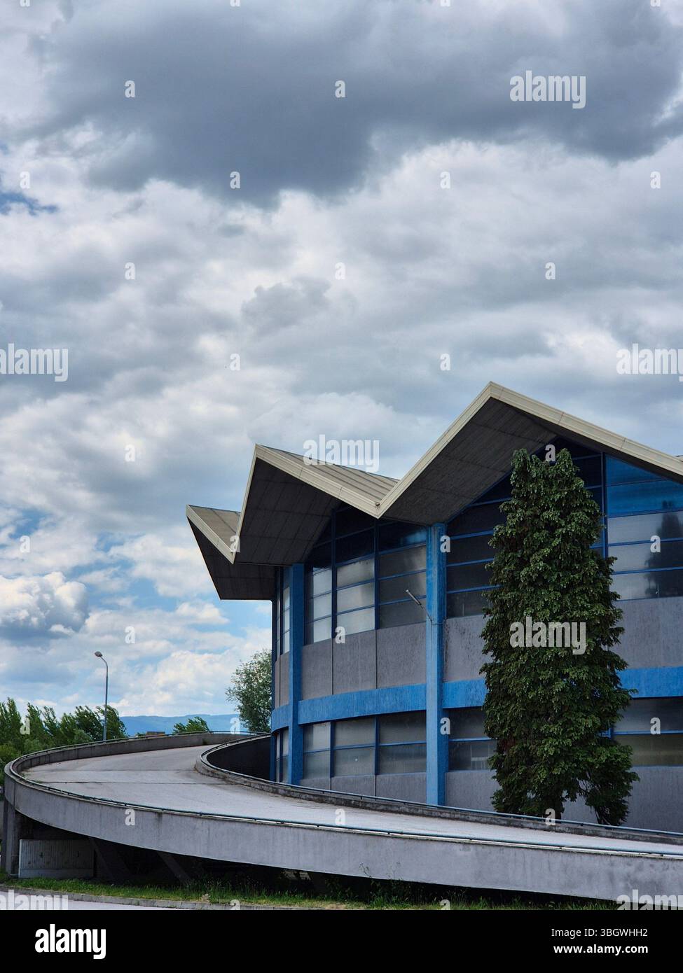 Lo stesso stile architettonico era basato sui grandi edifici della città e sulla sua facciata nuvolosa. nuvole grigie - Immagine stock catturata con smartphone