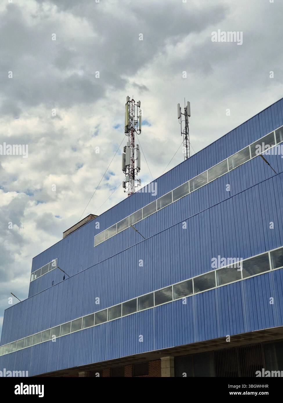 Torri di telecomunicazione, torri di rete mobile, 4G, 5G sul tetto dell'azienda. - Immagine stock catturata con smartphone