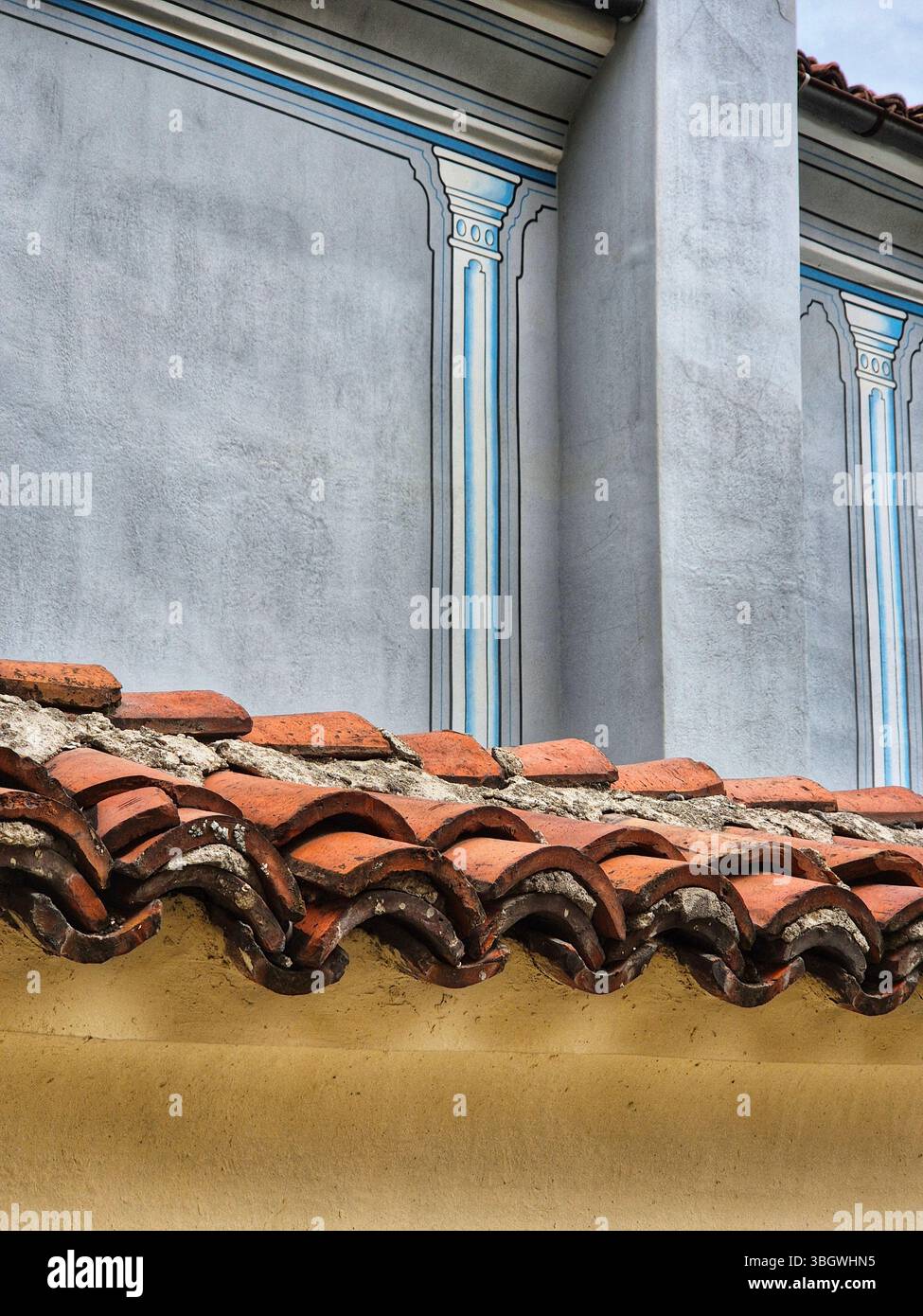 Vecchio tetto piastrellato e dettagli architettonici dell'edificio. Plovdiv. Bulgaria - Immagine stock catturata con smartphone
