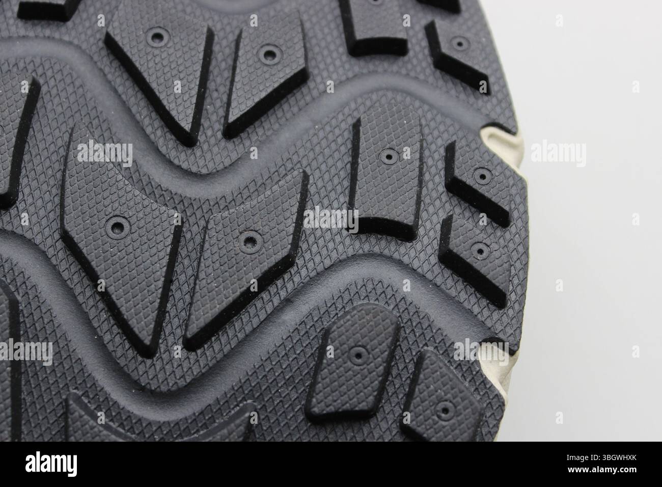 Suola per escursionismo con stampa aggressiva Design Studio isolata. Immagine di scarpe e accessori da viaggio Foto Stock