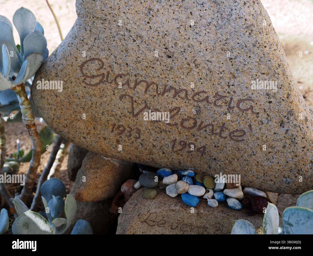 La tomba dell'attore italiano Giammaria Volonté (1933-1994) nel cimitero dell'isola di la Maddalena, Sardegna, Italia Foto Stock