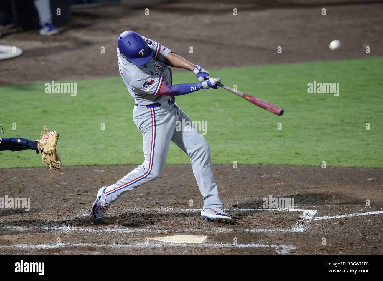 Tampa, Florida, Stati Uniti. 5 giugno 2025. La seconda base dei Texas Rangers Marcus Semien (2) batte il suo secondo fuoricampo a campo sinistro in cima al settimo inning durante una partita di baseball della MLB contro i Tampa Bay Rays, giovedì 5 giugno 2025, al George M. Steinbrenner Field. I Rays hanno battuto i Rangers 4-3. (Credit Image: © Kim Hukari/ZUMA Press Wire) SOLO PER USO EDITORIALE! Non per USO commerciale! Foto Stock