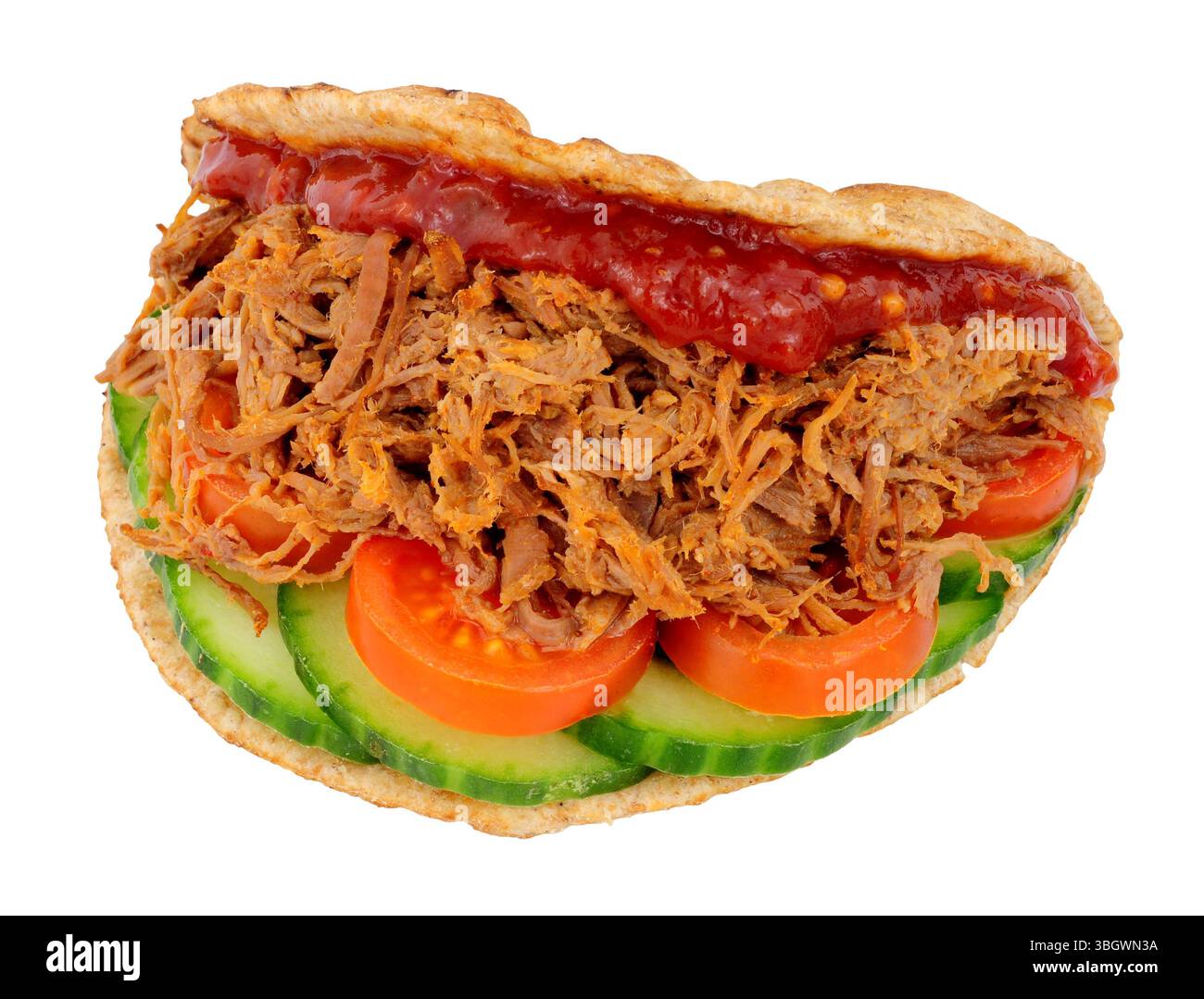 Panino di manzo e insalata grattugiato in un flatbread integrale ripiegato isolato su sfondo bianco Foto Stock