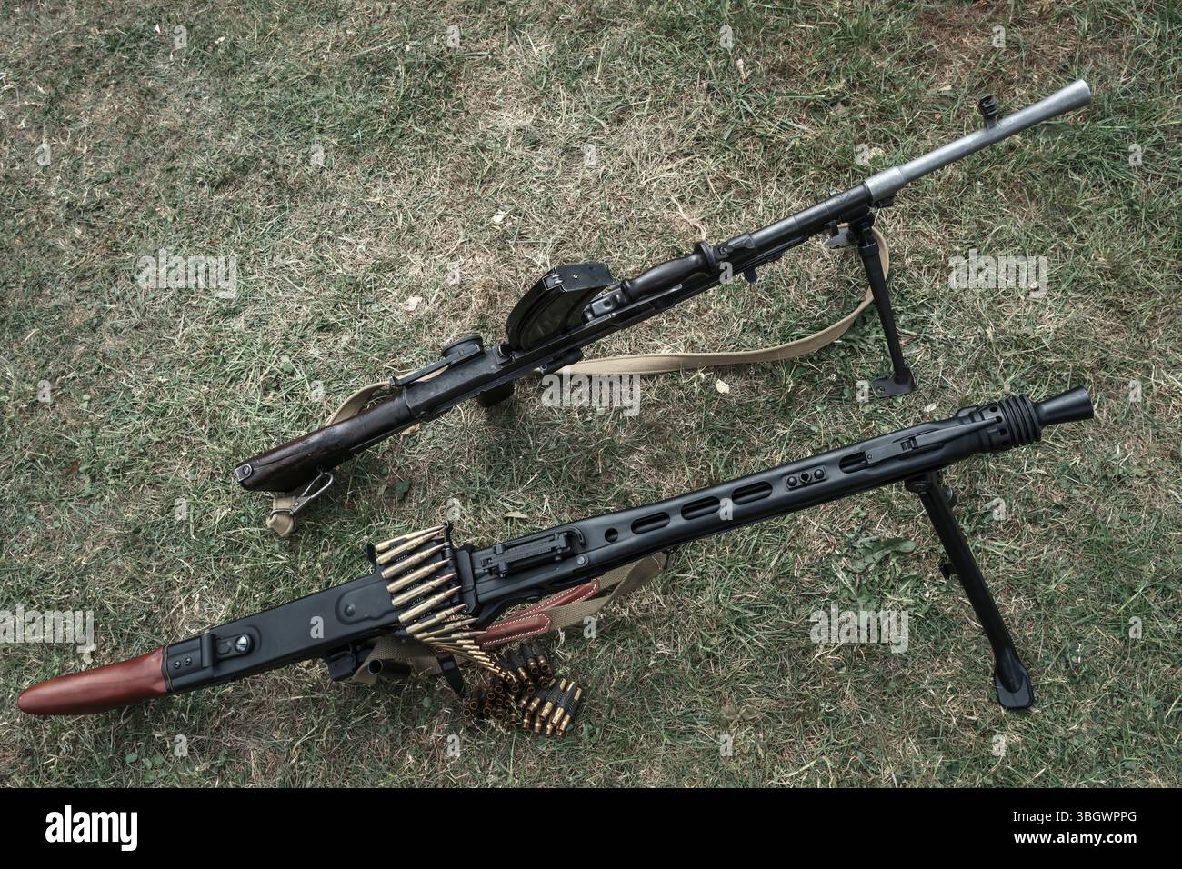 Kemble, Gloucestershire - Un confronto tra la Bren Gun, una serie di mitragliatrici leggere prodotte dal Regno Unito negli anni '1930 e utilizzate in vario Foto Stock