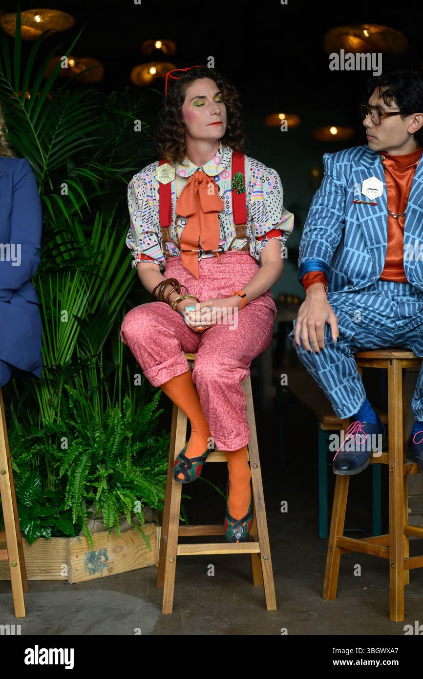 Londra, Regno Unito, 5 giugno 2025, la verità si trova qui a Deptford, mentre la compagnia artistica Sage & Jester apre STOREHOUSE, che rimane in funzione fino al 20 settembre 2025. La produzione reinventa lo spazio come un archivio digitale fittizio, conservando ogni storia, meme e messaggio mai condiviso online dal 1983. Foto di Nina Smith (Performer)., Andrew Lalchan Photography/Alamy Live News Foto Stock