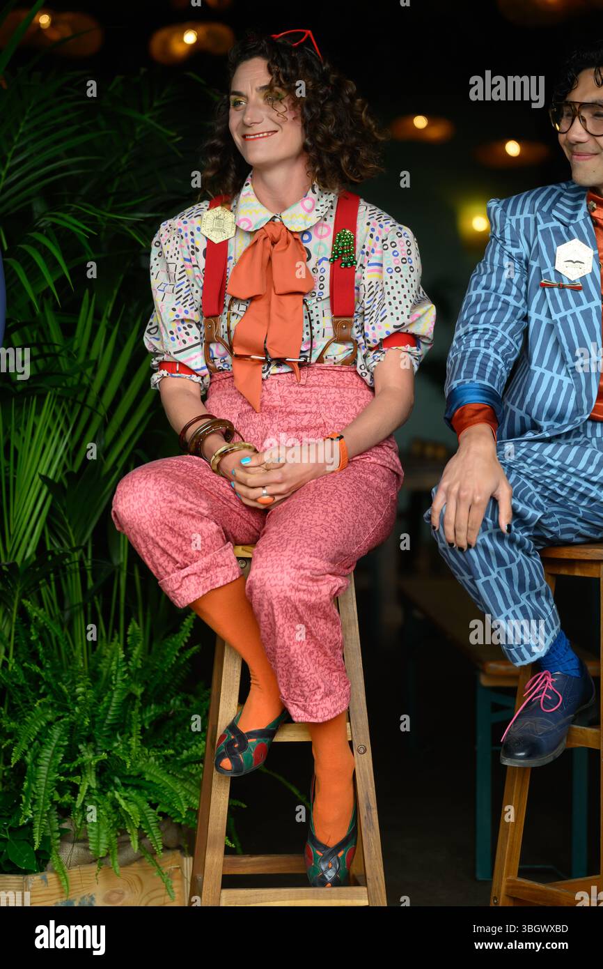 Londra, Regno Unito, 5 giugno 2025, la verità si trova qui a Deptford, mentre la compagnia artistica Sage & Jester apre STOREHOUSE, che rimane in funzione fino al 20 settembre 2025. La produzione reinventa lo spazio come un archivio digitale fittizio, conservando ogni storia, meme e messaggio mai condiviso online dal 1983. Foto di Nina Smith (Performer)., Andrew Lalchan Photography/Alamy Live News Foto Stock