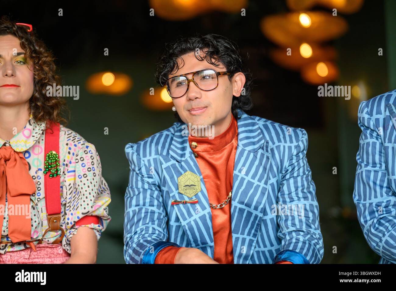 Londra, Regno Unito, 5 giugno 2025, la verità si trova qui a Deptford, mentre la compagnia artistica Sage & Jester apre STOREHOUSE, che rimane in funzione fino al 20 settembre 2025. La produzione reinventa lo spazio come un archivio digitale fittizio, conservando ogni storia, meme e messaggio mai condiviso online dal 1983. Foto di Zachary Pang (Performer)., Andrew Lalchan Photography/Alamy Live News Foto Stock