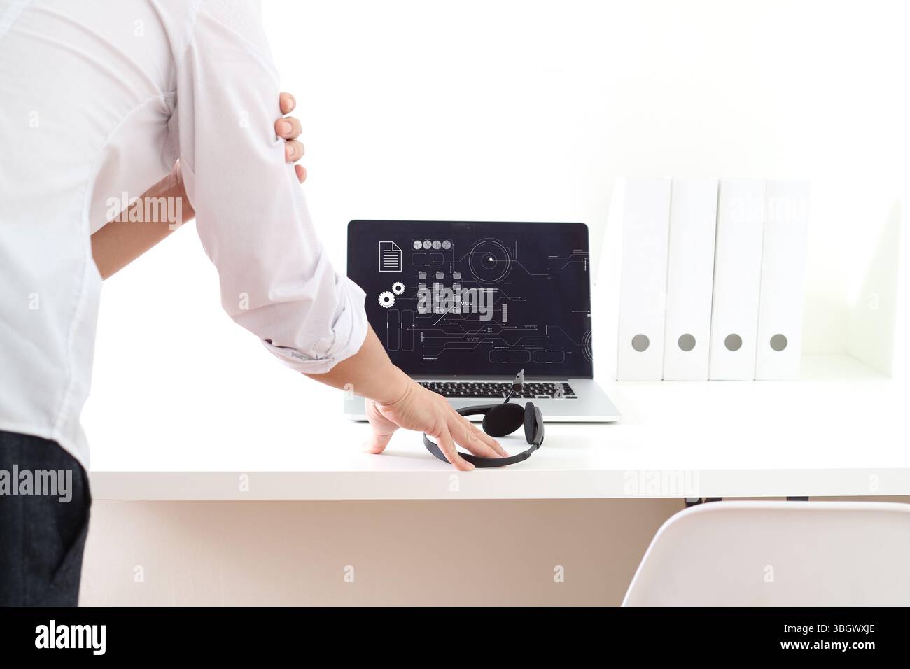 Primo piano dello schermo di un notebook con icone di file e attrezzi, che simboleggiano la gestione dei documenti e il sistema di automazione aziendale. Foto Stock