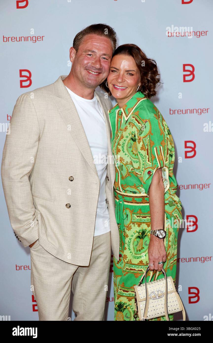 Sasha mit Ehefrau Julia Röntgen bei der Eröffnung vom Breuninger Flagship Store a der HafenCity. Amburgo, 05.06.2025 *** Sasha con la moglie Julia Röntgen all'apertura del flagship store Breuninger ad HafenCity Amburgo, 05 06 2025 foto:xgbrcix/xFuturexImagex breuninger_5693 Foto Stock
