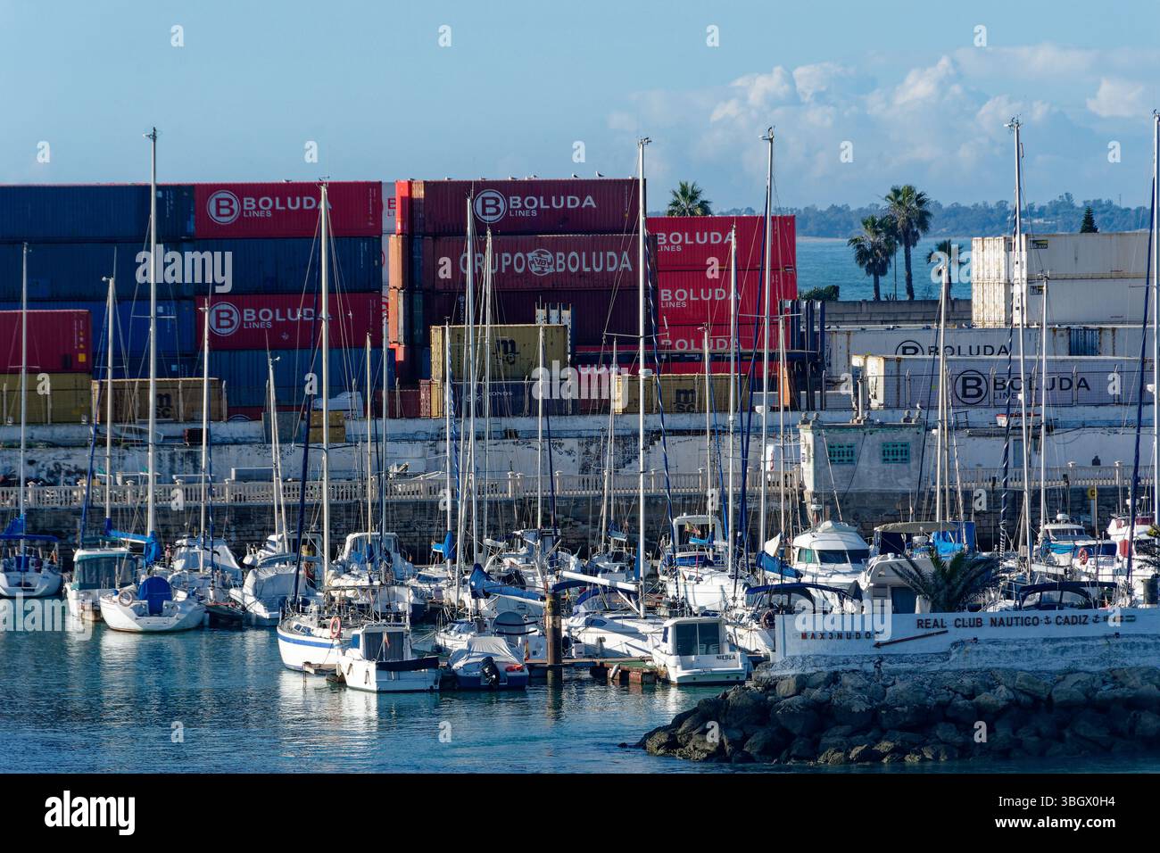Cadice - Real Club Nautico marina nel porto. Contenitori di spedizione in background. Foto Stock