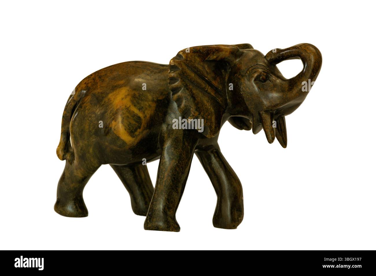 Un tradizionale elefante africano in pietra intagliato a mano, isolato su uno sfondo bianco Foto Stock