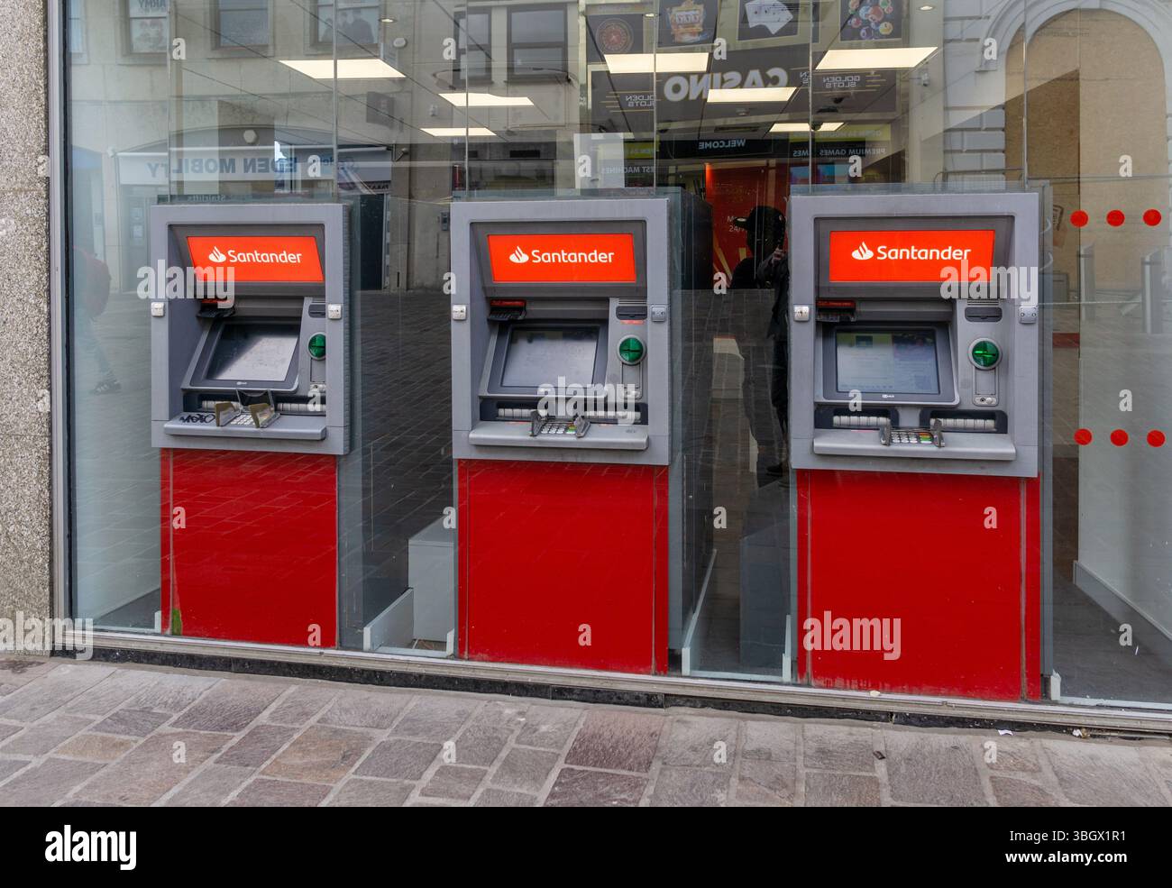 Trio di sportelli bancomat Santander, Santander Bank, Market Square, Northampton, Regno Unito Foto Stock