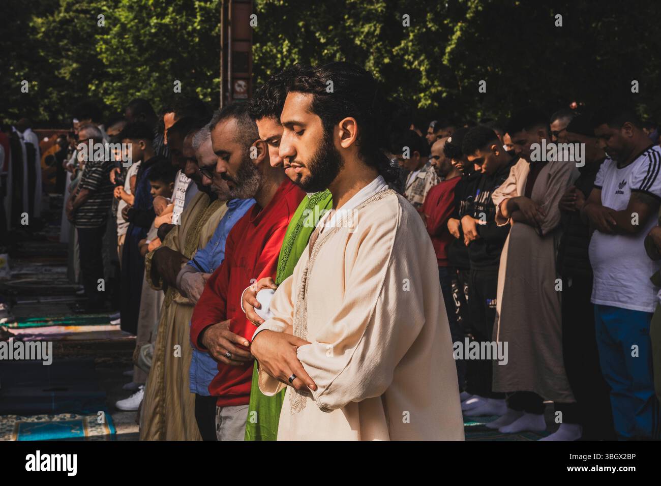 Torino, Italia. 6 giugno 2025. Festa musulmana dell'Eid al-Kabir (Festa grande) al Parco Dora, conosciuta anche come festa del sacrificio di Abramo. Torino, Italia - Venerdì, 6 giugno 2025 - Cronaca - foto Andrea Alfano/LaPresse celebrazione musulmana di Eid al-Kabir al parco Dora, nota come celebrazione del sacrificio di Abramo. Torino, Italia - venerdì 6 giugno 2025 - News - Andrea Alfano/LaPresse credito: LaPresse/Alamy Live News Foto Stock