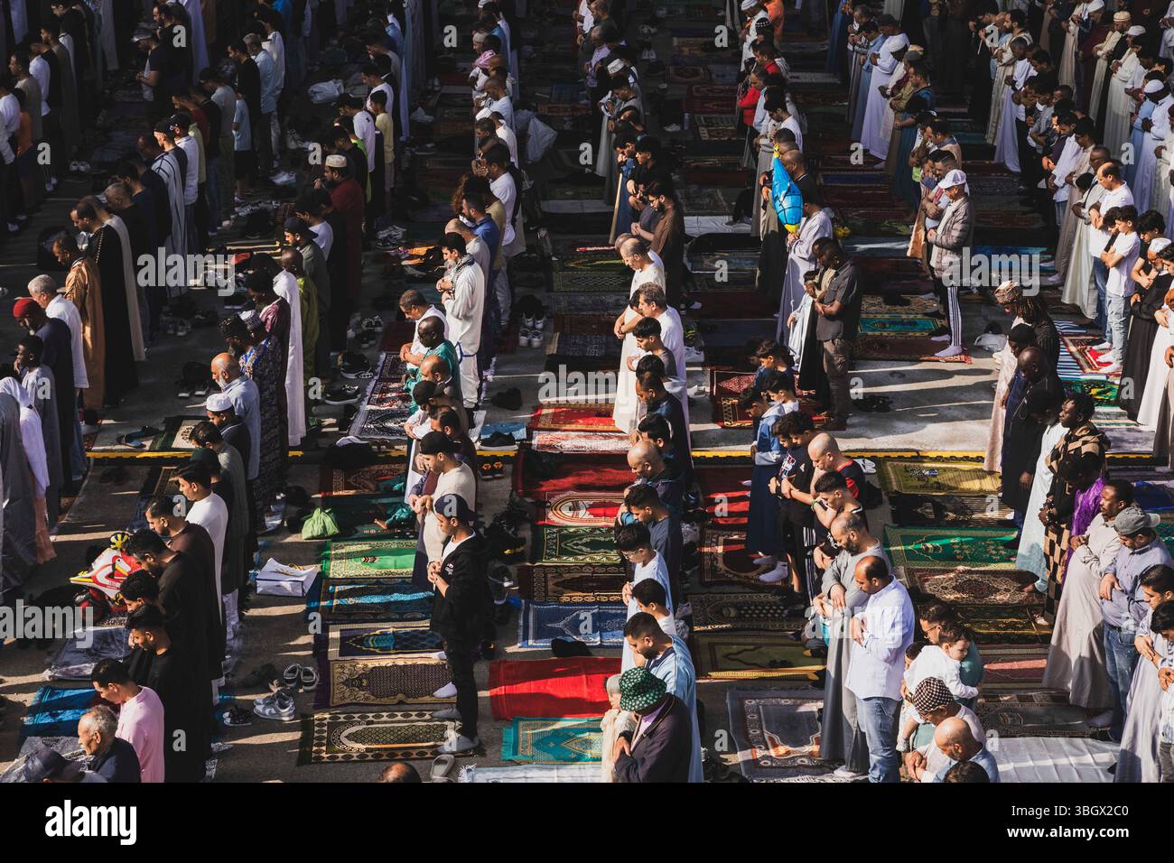 Torino, Italia. 6 giugno 2025. Festa musulmana dell'Eid al-Kabir (Festa grande) al Parco Dora, conosciuta anche come festa del sacrificio di Abramo. Torino, Italia - Venerdì, 6 giugno 2025 - Cronaca - foto Andrea Alfano/LaPresse celebrazione musulmana di Eid al-Kabir al parco Dora, nota come celebrazione del sacrificio di Abramo. Torino, Italia - venerdì 6 giugno 2025 - News - Andrea Alfano/LaPresse credito: LaPresse/Alamy Live News Foto Stock