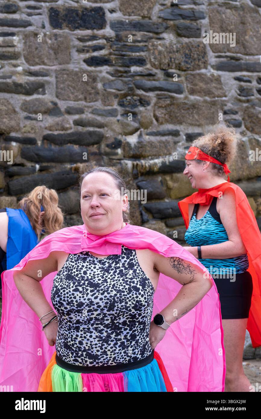 I partecipanti si riuniscono sulla spiaggia di Towan e si preparano all’evento annuale “supereroe nel freddo” per raccogliere fondi per la ricerca sul cancro nel Regno Unito. Foto Stock
