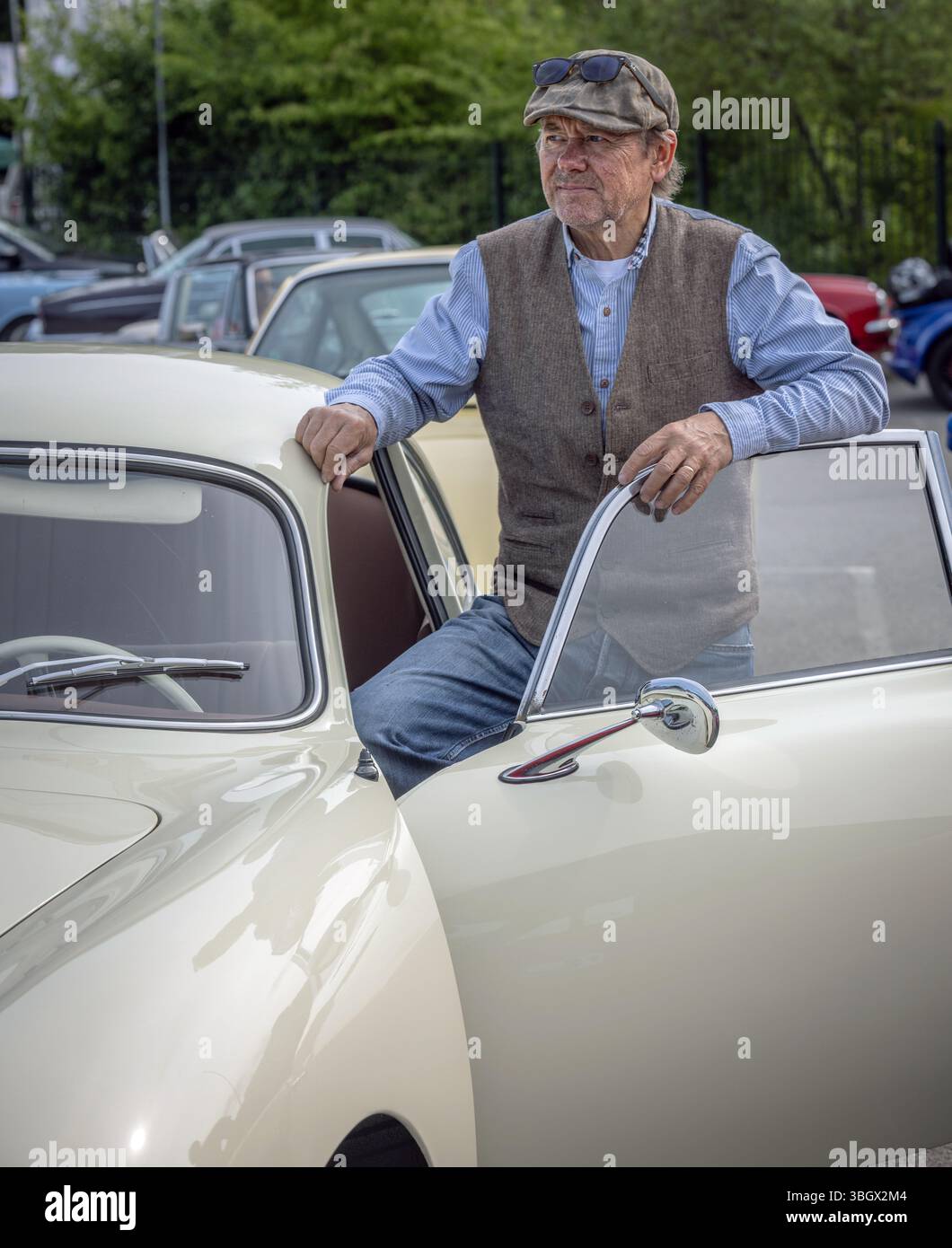 Proprietario che posa con la Porsche 356A 1957 prima della corsa London to Brighton Classic Car Run al Brooklands Museum. Foto Stock