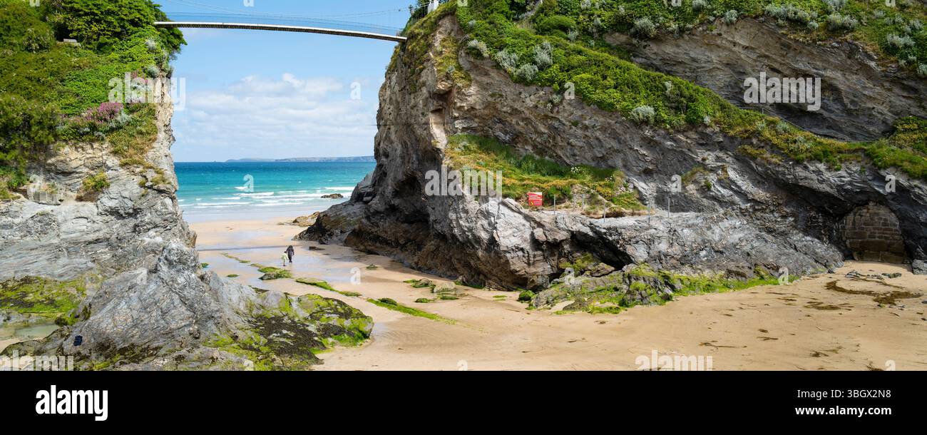 Un'immagine panoramica del divario tra l'isola e la terraferma su Towan Beach sulla costa di Newquay in Cornovaglia nel Regno Unito. Foto Stock