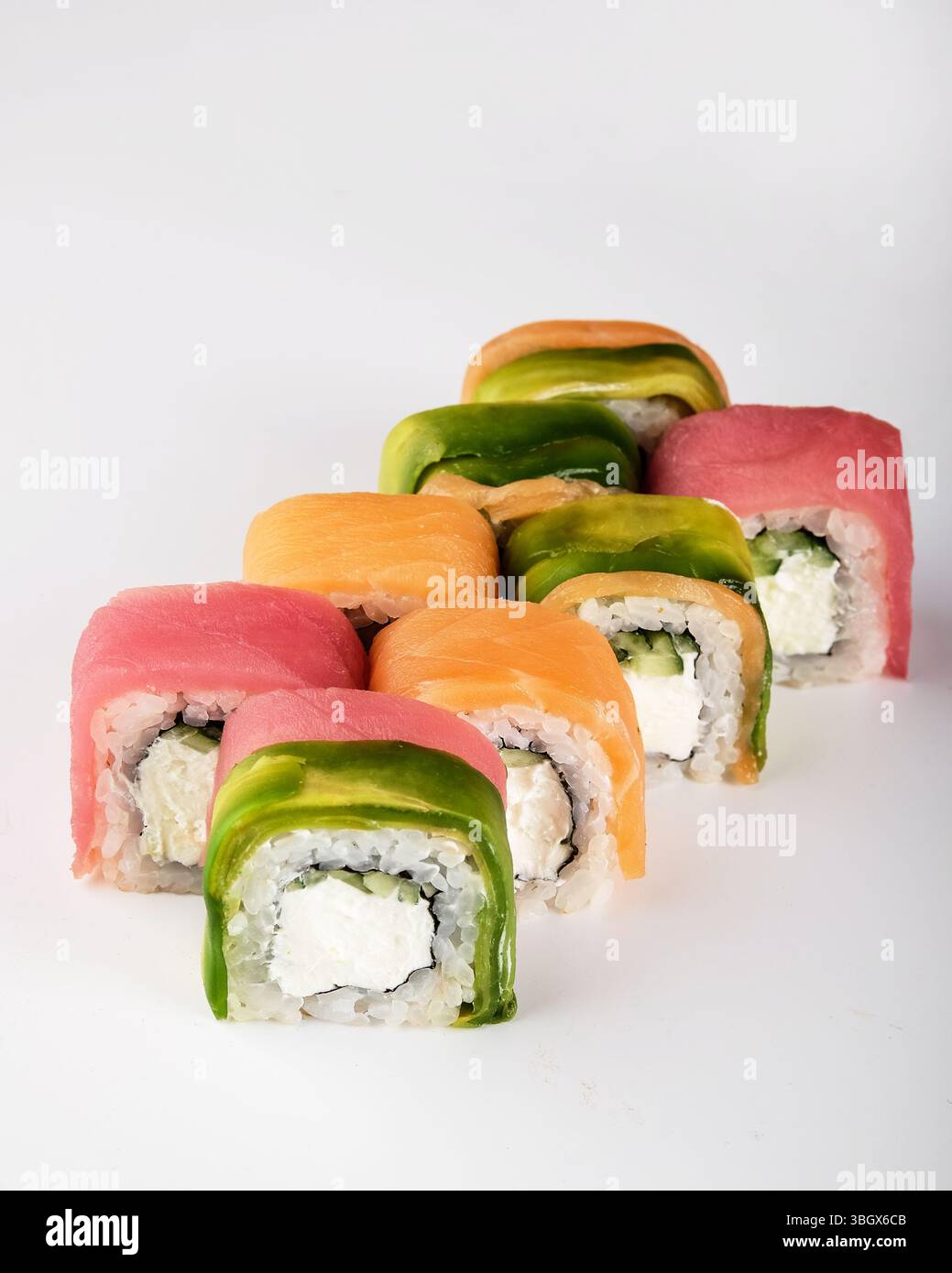 Viziatevi con questi deliziosi Sushi Rolls che sono pieni di colori vivaci e un ripieno cremoso Foto Stock