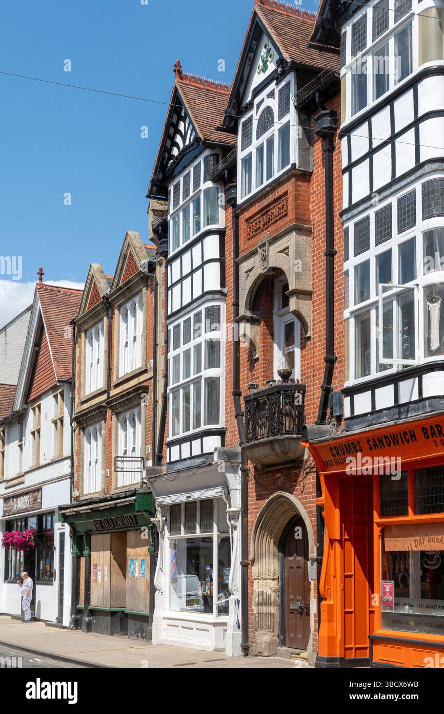 Ammira Abingdon High Street con edifici storici che ospitano negozi e aziende, Oxfordshire, Inghilterra, Regno Unito Foto Stock