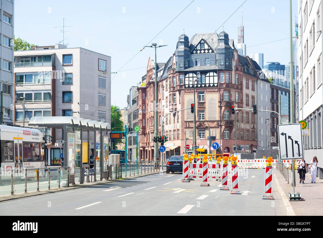 Scherma fuori da un tratto di strada in fase di riparazione nel centro della città di Francoforte sul meno. Foto Stock