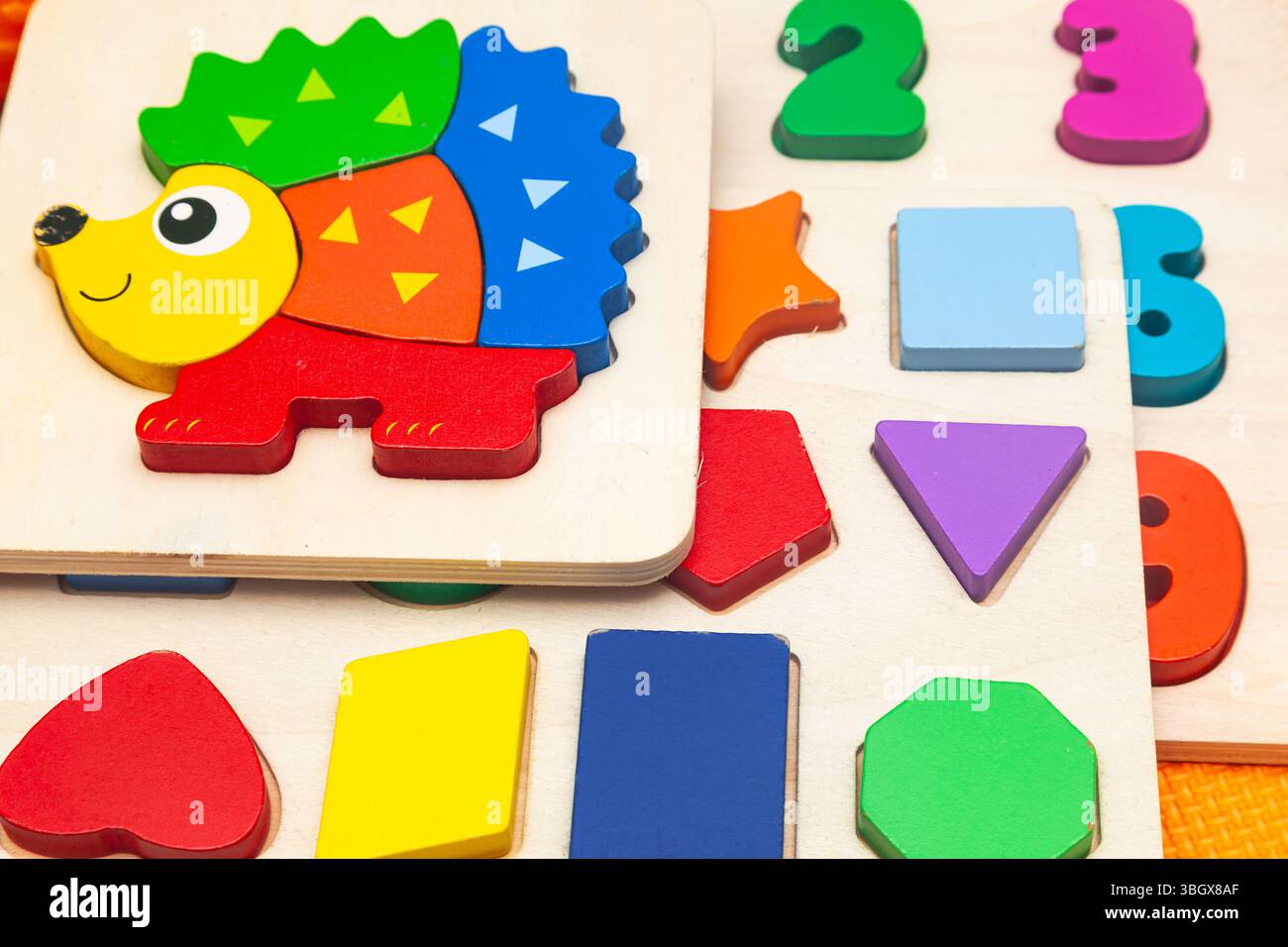 Giocattoli educativi per bambini su un tappetino da gioco. Foto Stock